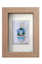 Maceta con flores blancas y azules