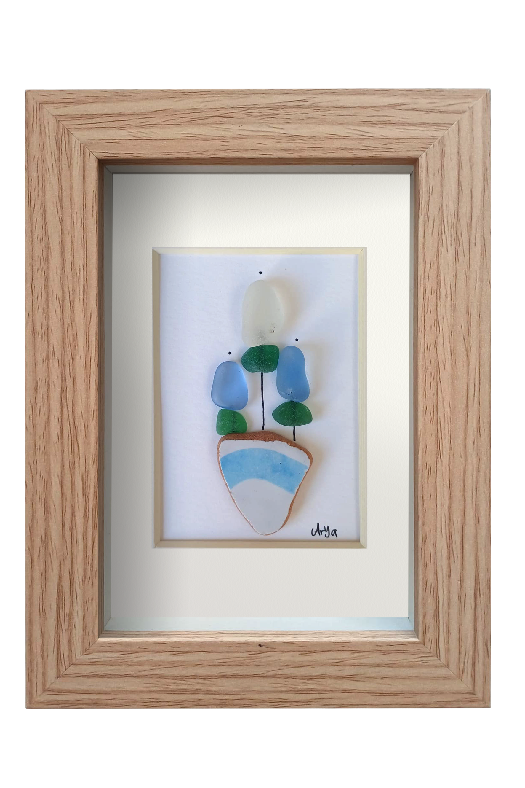 Maceta con flores blancas y azules