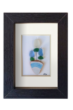 Maceta con flores blancas y azules