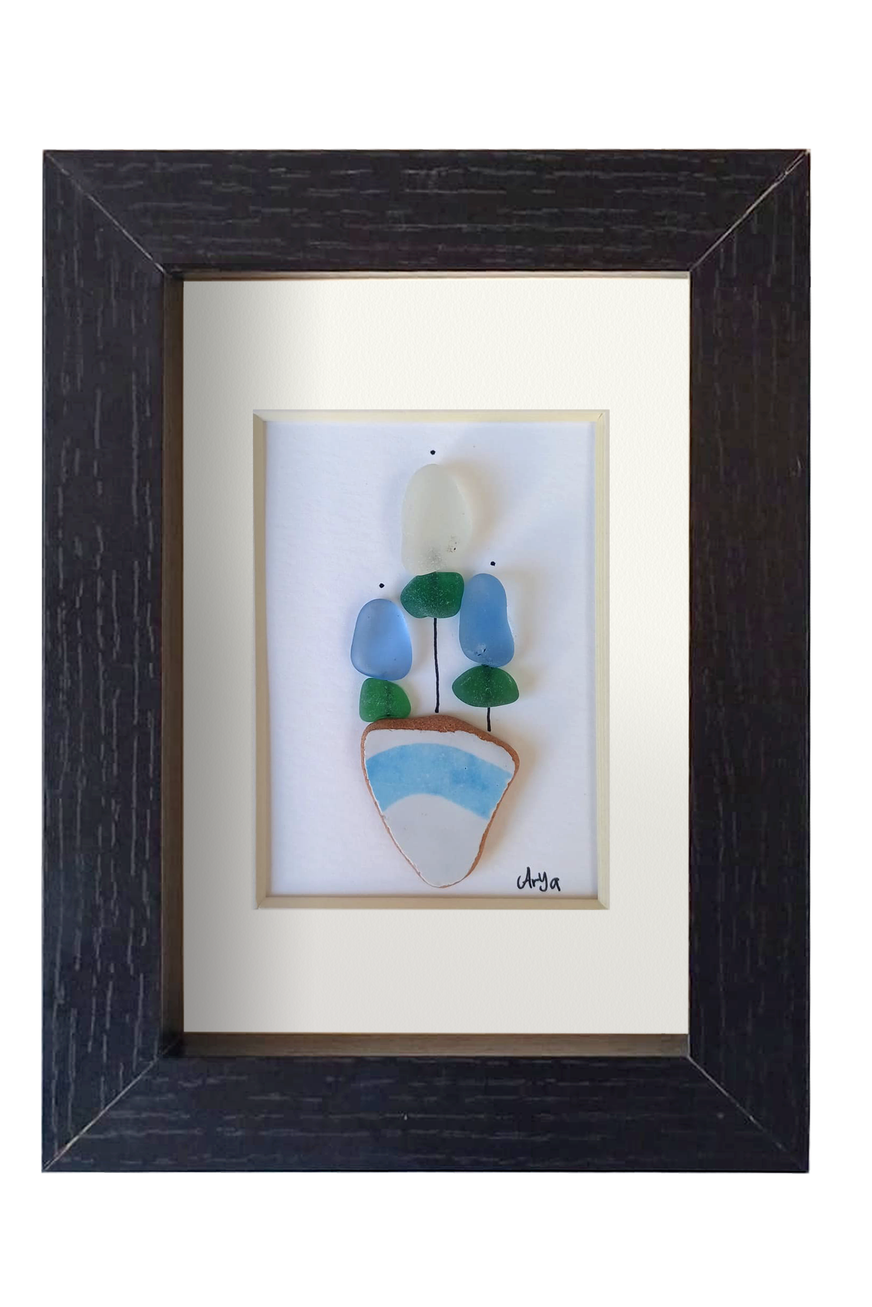 Maceta con flores blancas y azules