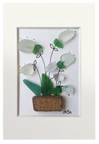 Cuadro con maceta de fragmento de cerámica y planta con flores blancas de tinta y vidrio de mar erosionado