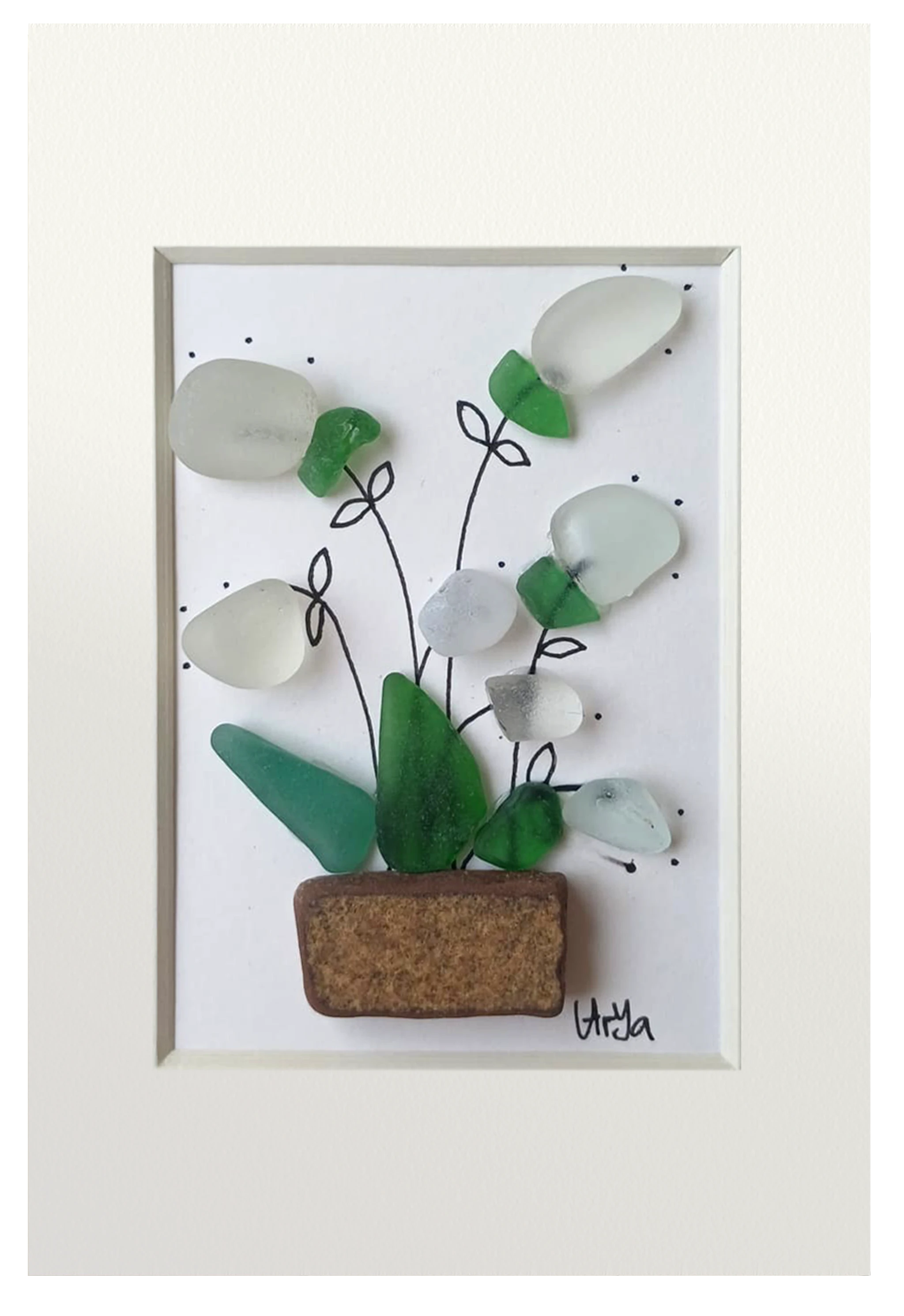 Cuadro con maceta de fragmento de cerámica y planta con flores blancas de tinta y vidrio de mar erosionado