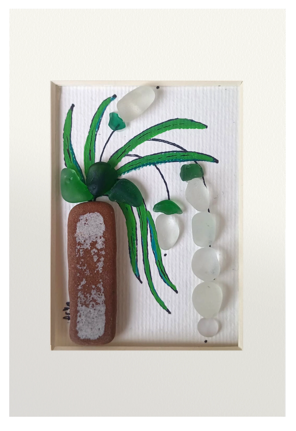 Cuadro con planta de flores blancas hecha con tinta, acuarelas y vidrio de mar blanco y verde en maceta de cerámica erosionada