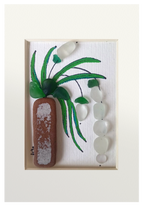 Cuadro con planta de flores blancas hecha con tinta, acuarelas y vidrio de mar blanco y verde en maceta de cerámica erosionada