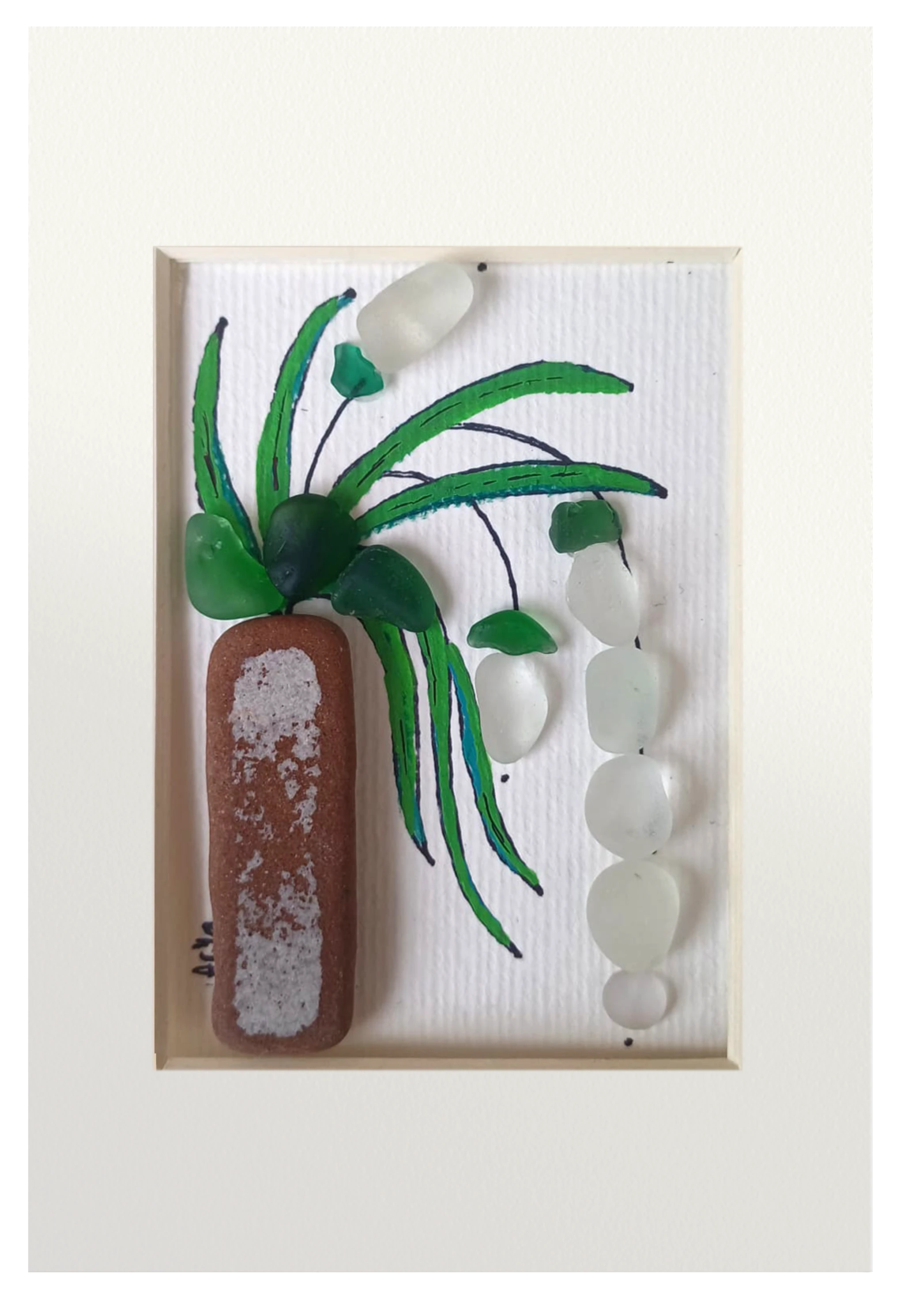 Cuadro con planta de flores blancas hecha con tinta, acuarelas y vidrio de mar blanco y verde en maceta de cerámica erosionada
