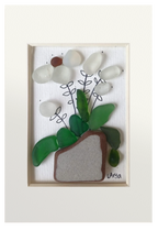 Cuadro con maceta de fragmento de cerámica con flores blancas de hojas verdes de vidrio de mar