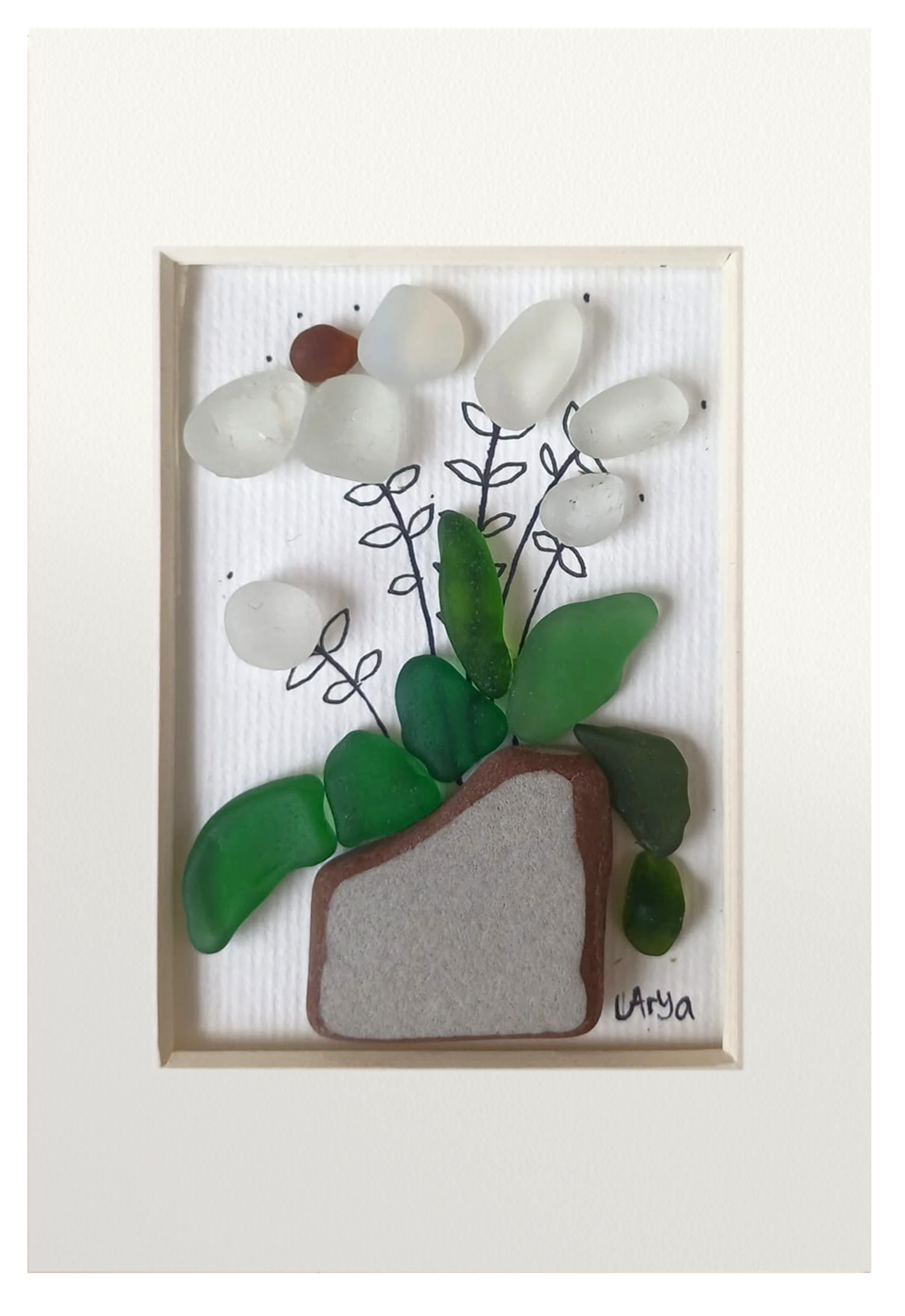 Cuadro con maceta de fragmento de cerámica con flores blancas de hojas verdes de vidrio de mar