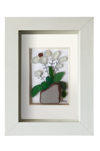 Cuadro con maceta de ceramica erosionada y planta con flores blancas de tinta y vidrio marino blanco para las flores y verde para las hojas