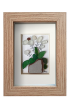 Cuadro con maceta de ceramica erosionada y planta con flores blancas de tinta y vidrio marino blanco para las flores y verde para las hojas