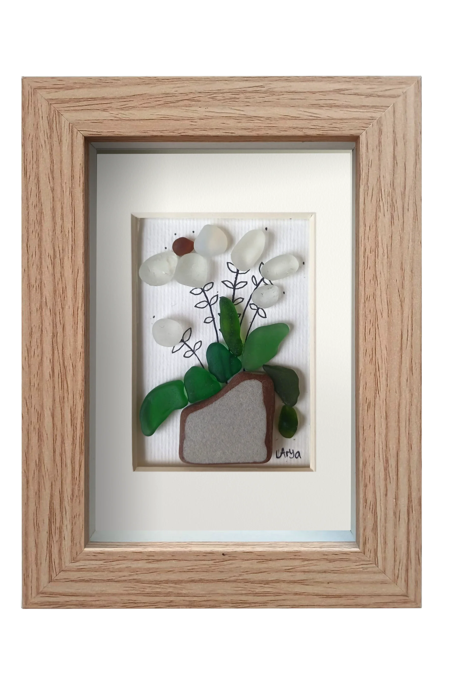 Cuadro con maceta de ceramica erosionada y planta con flores blancas de tinta y vidrio marino blanco para las flores y verde para las hojas