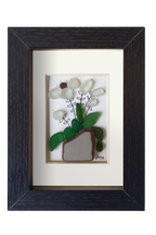 Cuadro con maceta de ceramica erosionada y planta con flores blancas de tinta y vidrio marino blanco para las flores y verde para las hojas