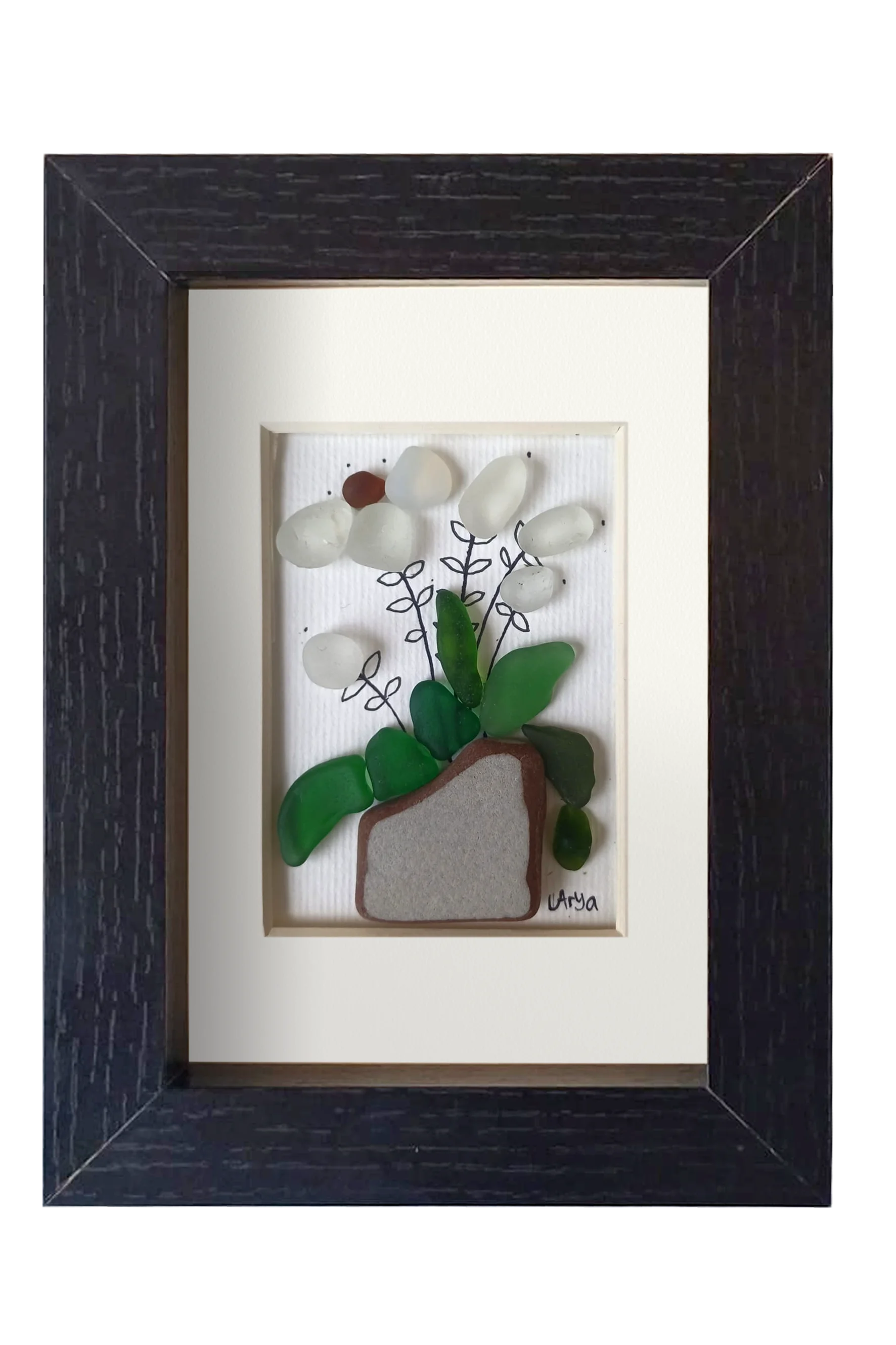 Cuadro con maceta de ceramica erosionada y planta con flores blancas de tinta y vidrio marino blanco para las flores y verde para las hojas