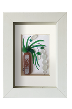 Cuadro con maceta alargada y planta con flores blancas colgantes de tinta y vidrio marino blanco para las flores y verde para las hojas