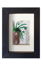 Cuadro con maceta alargada y planta con flores blancas colgantes de tinta y vidrio marino blanco para las flores y verde para las hojas