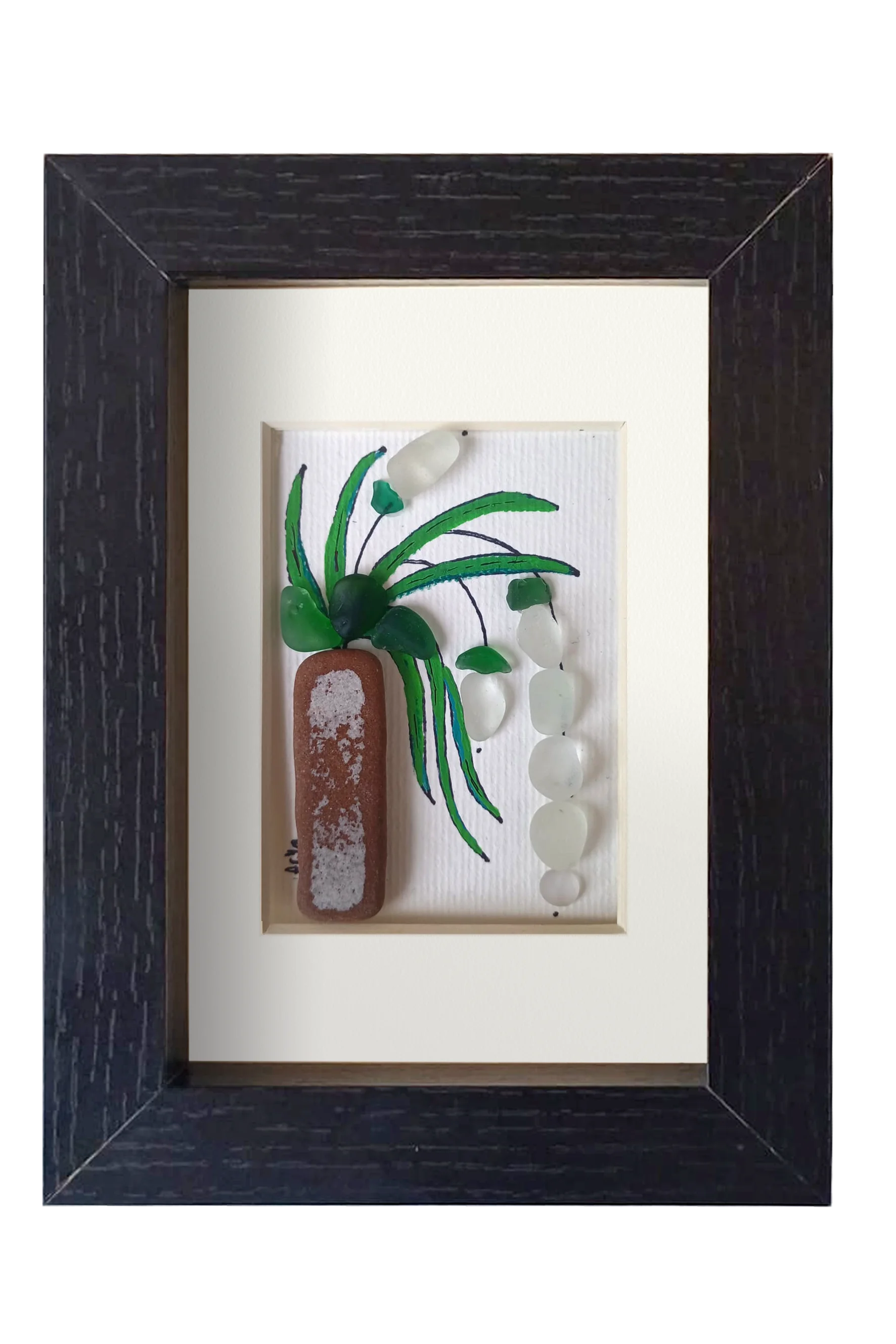 Cuadro con maceta alargada y planta con flores blancas colgantes de tinta y vidrio marino blanco para las flores y verde para las hojas
