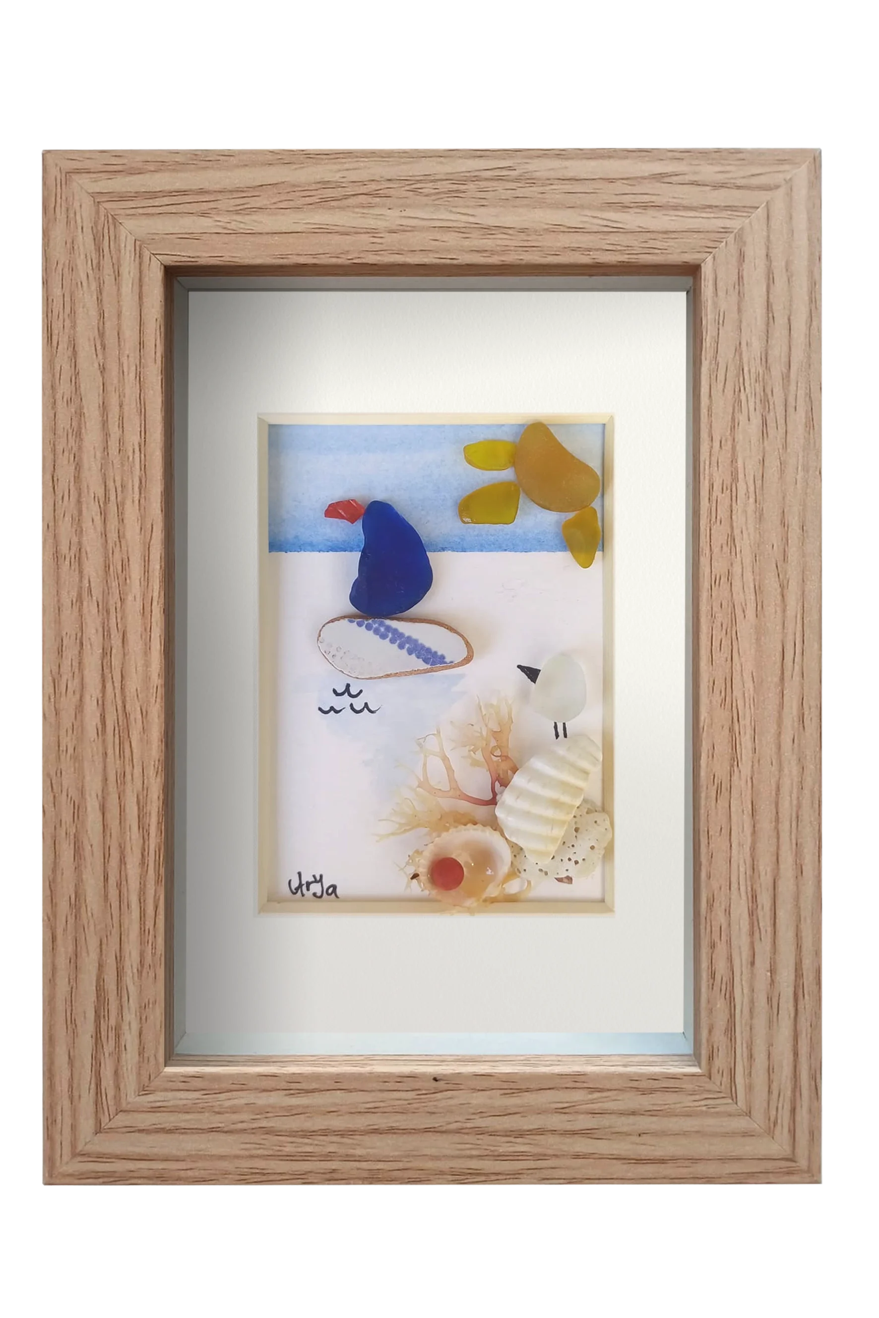 Cuadro de vidrio de mar y otros restos marinos con Pájaro observando desde la costa a un velerito en un dia soleado. Marco madera