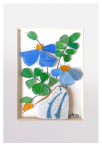 Cuadro con maceta de fragmento de cerámica con flores azules de vidrio de mar. 