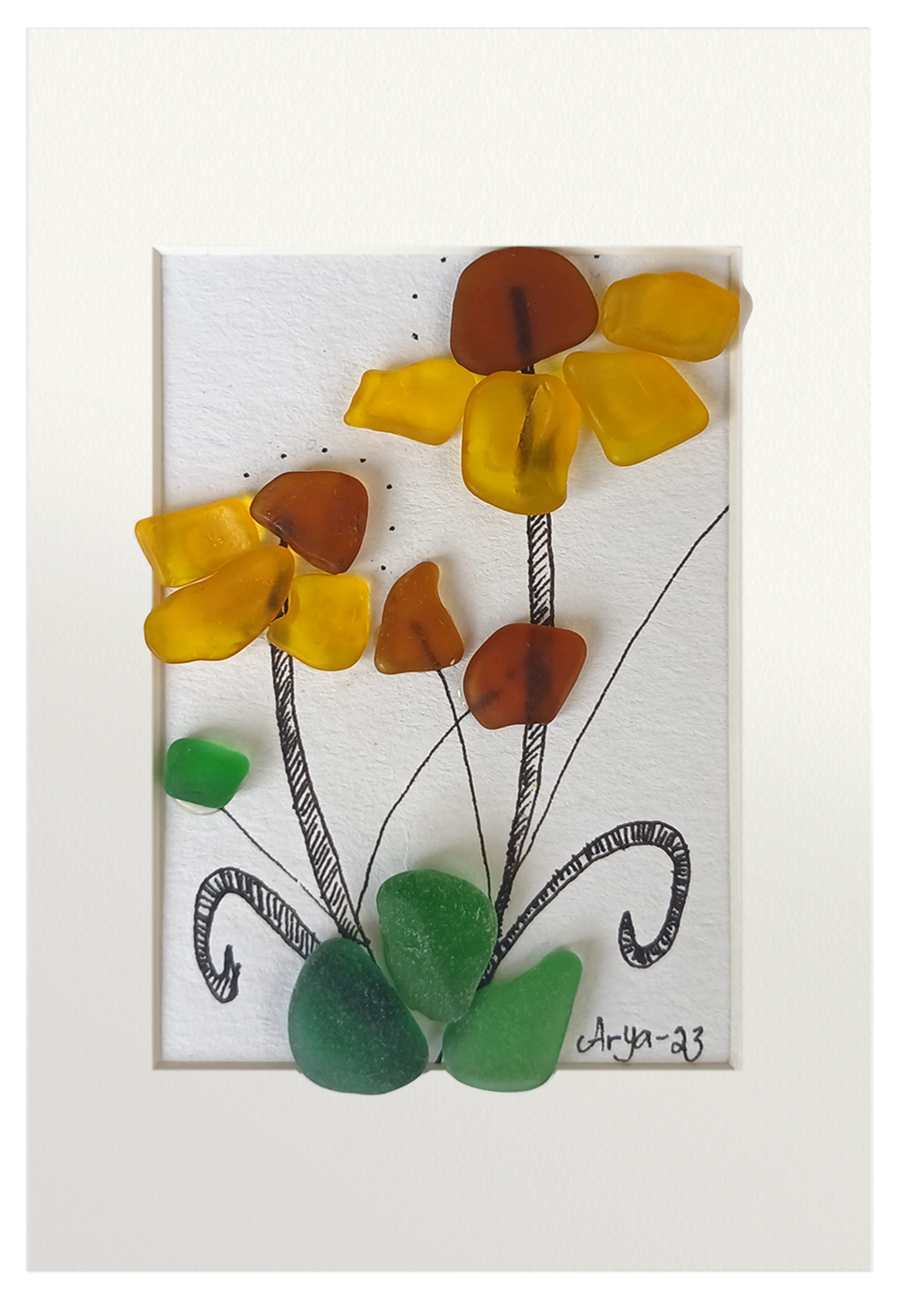 Cuadro de vidrio de mar y tinta con una planta con flores amarillas de centro marrón y hojas verdes