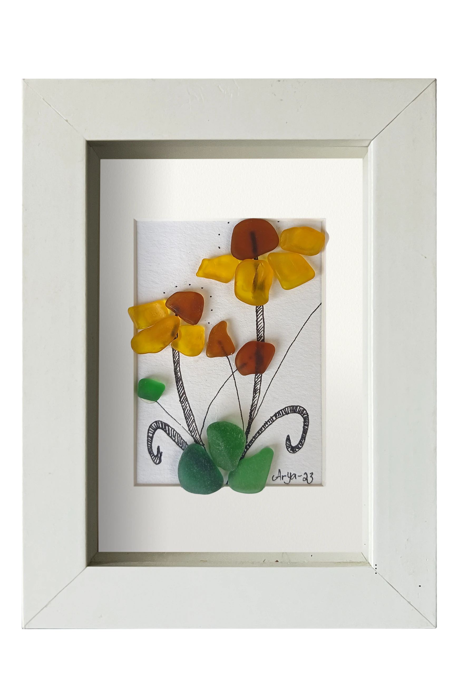 Cuadro de vidrio de mar y tinta con una planta con flores amarillas de centro marrón y hojas verdes. Marco Blanco