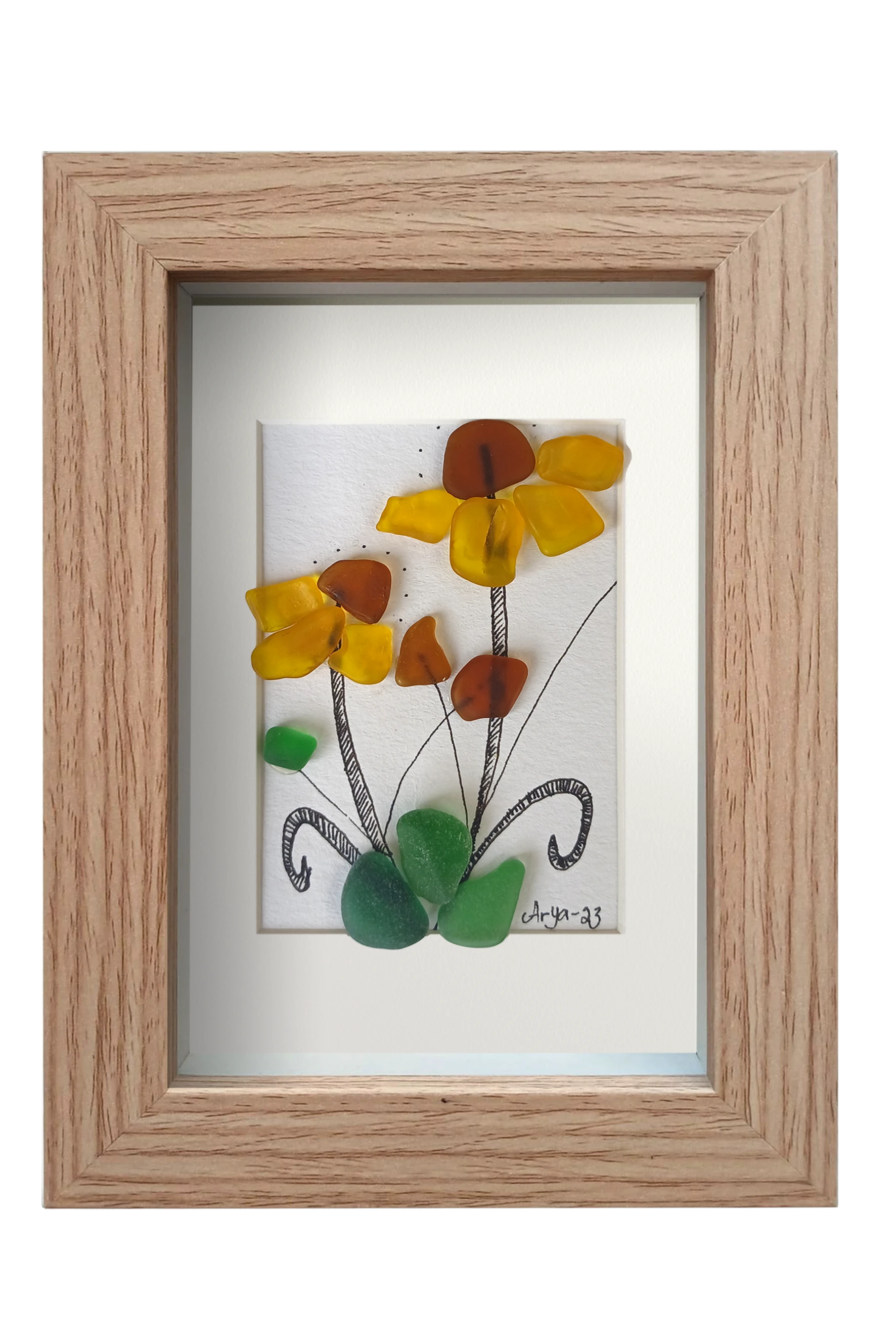 Cuadro de vidrio de mar y tinta con una planta con flores amarillas de centro marrón y hojas verdes