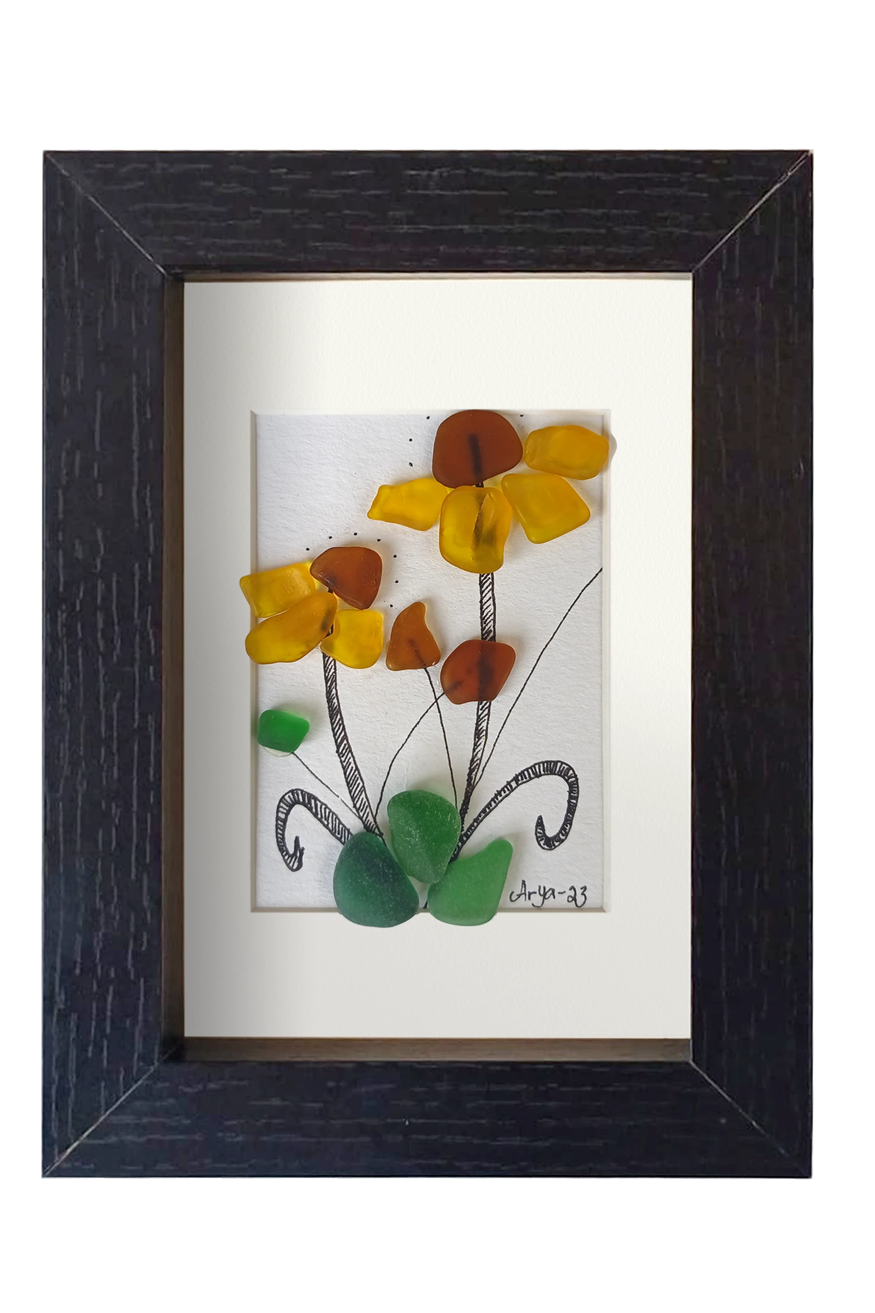 Cuadro de vidrio de mar y tinta con una planta con flores amarillas de centro marrón y hojas verdes. Marco negro
